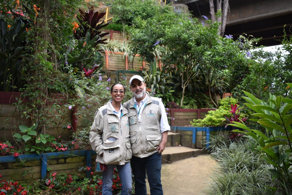 Jardineiros cuidam de corredor botânico instalado nos arredores de um curso d’água em Medellín/Foto: Ashden