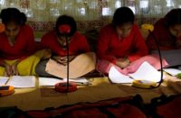 Na Índia, escolas de vilarejos sem eletricidade estão recebendo lâmpadas solares para ajudar os alunos a estudar.