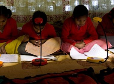 Na Índia, escolas de vilarejos sem eletricidade estão recebendo lâmpadas solares para ajudar os alunos a estudar.