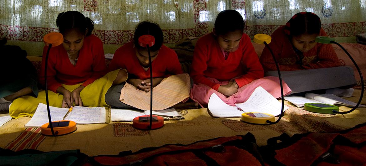 Na Índia, escolas de vilarejos sem eletricidade estão recebendo lâmpadas solares para ajudar os alunos a estudar.