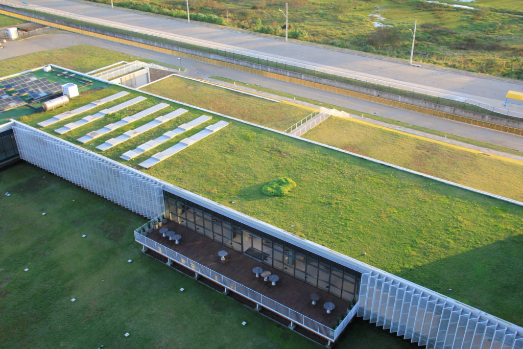 Empreendimento no Brasil tem 10 mil metros quadrados de cobertura verde que capta água da chuva