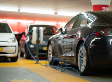 Depois de anos com sucessivas quedas de preço, as baterias de íon de lítio utilizadas pela indústria automobilística vão fechar 2022 com alta de 7%