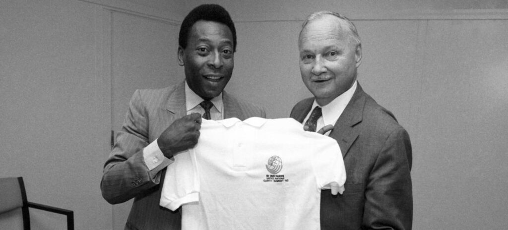 Pelé é apresentado como Embaixador da Boa Vontade das Nações Unidas por Maurice Strong, em coletiva de imprensa em 1992. Foto: © Milton Grant/ONU