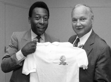 Pelé é apresentado como Embaixador da Boa Vontade das Nações Unidas por Maurice Strong, em coletiva de imprensa em 1992. Foto: © Milton Grant/ONU