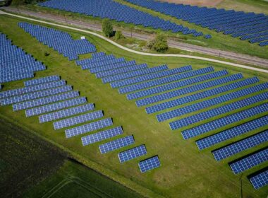 A geração solar e eólica representou a maior parte dos investimentos de 2022, atingindo US$ 495 bilhões (aumento de 17%)/Foto: Andreas Gücklhorn/Unsplash