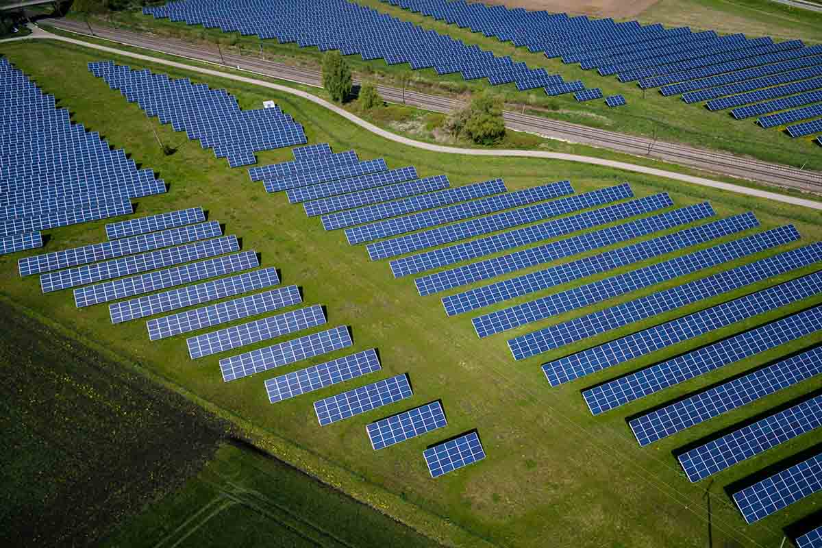 A geração solar e eólica representou a maior parte dos investimentos de 2022, atingindo US$ 495 bilhões (aumento de 17%)/Foto: Andreas Gücklhorn/Unsplash
