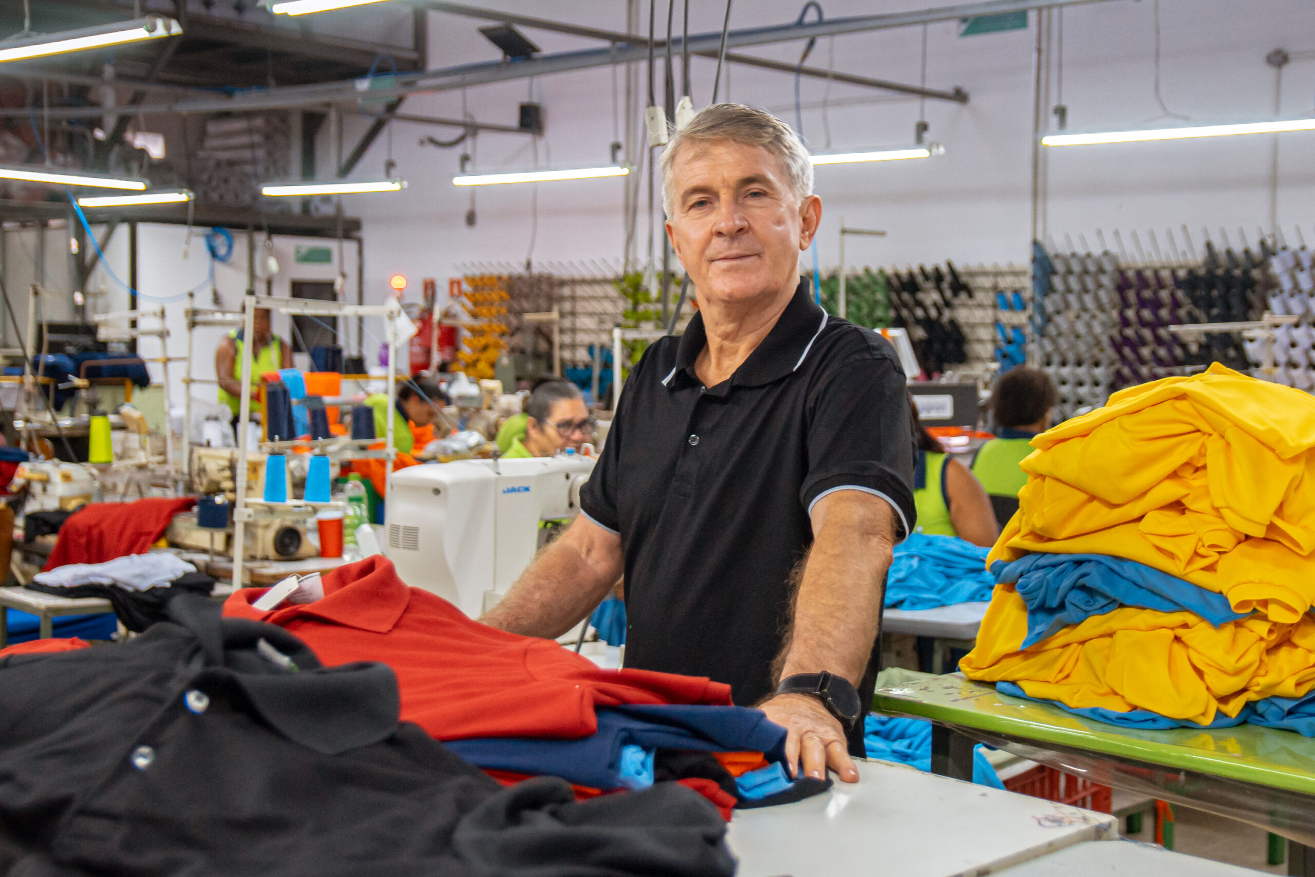 Em Salvador a indústria têxtil Polo Salvador, que produz camisas polo para uniformes corporativos, aplica mais de 40 ações sustentáveis no dia a dia da fábrica e algumas delas são voltadas especificamente para a economia e melhor aproveitamento da água.