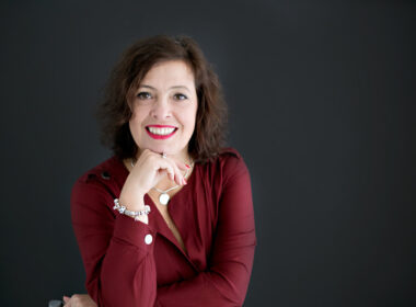 Juliana Algodoal, é PhD em Análise do Discurso em Situação de Trabalho -- Linguística Aplicada e Estudos da Linguagem e fundadora da empresa Linguagem Direta