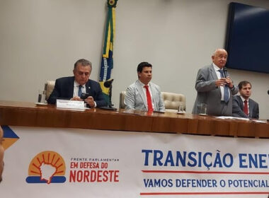 (Da esq. para a dir.) Deputados federais Flávio Nogueira (PT-PI); Carlos Veras (PT-PE); Júlio César (PSD-PI), presidente da Frente Parlamentar em Defesa do Nordeste; Pedro Campos (PSB-PE), vice-presidente da frente; e senador Alessandro Vieira (PSDB-SE). Crédito: Fabiana Couto/Nordeste Potência/Divulgação