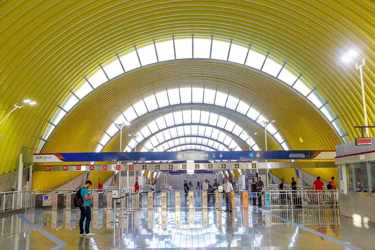 As chamadas estações “típicas” são compostas por dez abóbadas metálicas alinhadas e sobrepostas que propiciam a entrada de luz e ar.