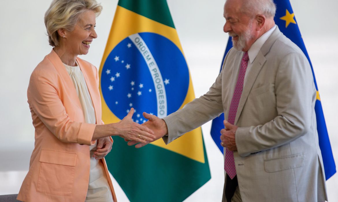 O presidente Luiz Inácio Lula da Silva recebe a presidente da Comissão Europeia, Ursula von der Leyen, no Palácio do Planalto. Foto: Fabio Rodrigues-Pozzebom/ Agência Brasil