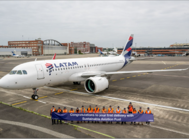 Novo A320neo foi incorporado à frota da companhia após voo da fábrica da Airbus em Toulouse (França) para Fortaleza (Ceará) utilizando 30% de combustível sustentável produzido com óleo de cozinha usado (Imagem: Divulgação LATAM)