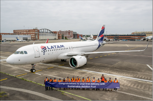 Novo A320neo foi incorporado à frota da companhia após voo da fábrica da Airbus em Toulouse (França) para Fortaleza (Ceará) utilizando 30% de combustível sustentável produzido com óleo de cozinha usado (Imagem: Divulgação LATAM)