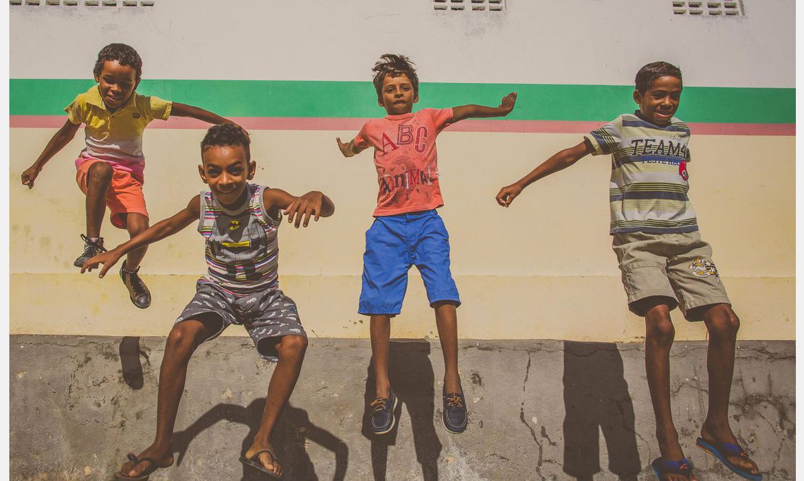 No interior da Bahia, o UNICEF e seus parceiros encontraramYasmin e suas irmãs e levaram as meninas para a escola

Agora, eles têm a chance de quebrar o ciclo de
analfabetismo e ter um futuro diferente de sua mãe e avó