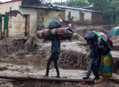 Pessoas fogem de suas casas quando o ciclone Freddy atinge a cidade de Blantyre, no Malaui