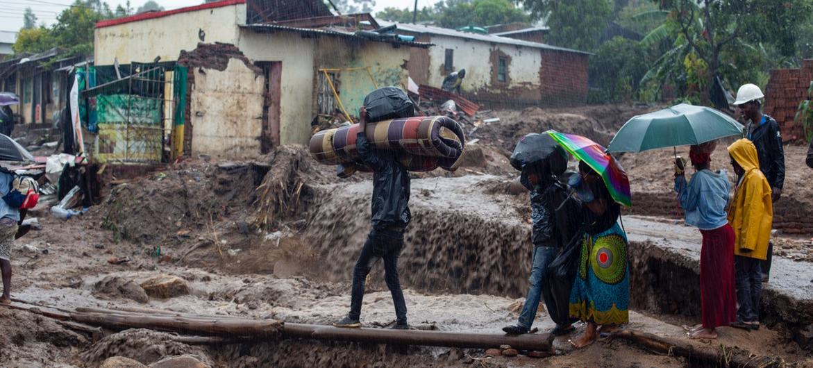 Pessoas fogem de suas casas quando o ciclone Freddy atinge a cidade de Blantyre, no Malaui