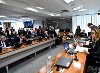 Aprovado pela Comissão de Meio Ambiente, o Sistema Brasileiro de Comércio de Emissões de Gases de Efeito Estufa (SBCE) segue para a Câmara dos Deputados Fonte: Agência Senado