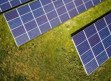 Brasil tem mais de 2,1 milhões de sistemas solares fotovoltaicos instalados em telhados, fachadas e pequenos terrenos
