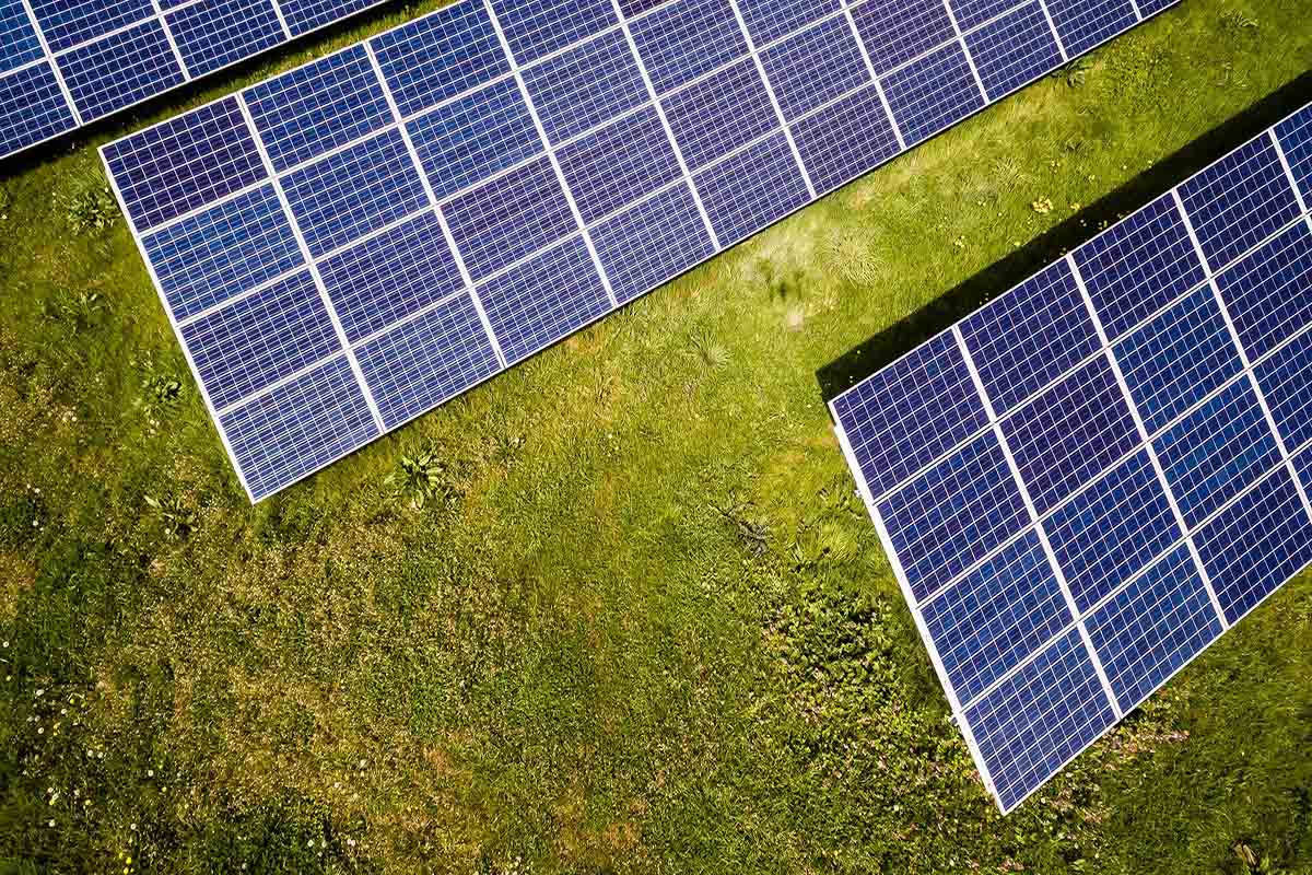 Brasil tem mais de 2,1 milhões de sistemas solares fotovoltaicos instalados em telhados, fachadas e pequenos terrenos