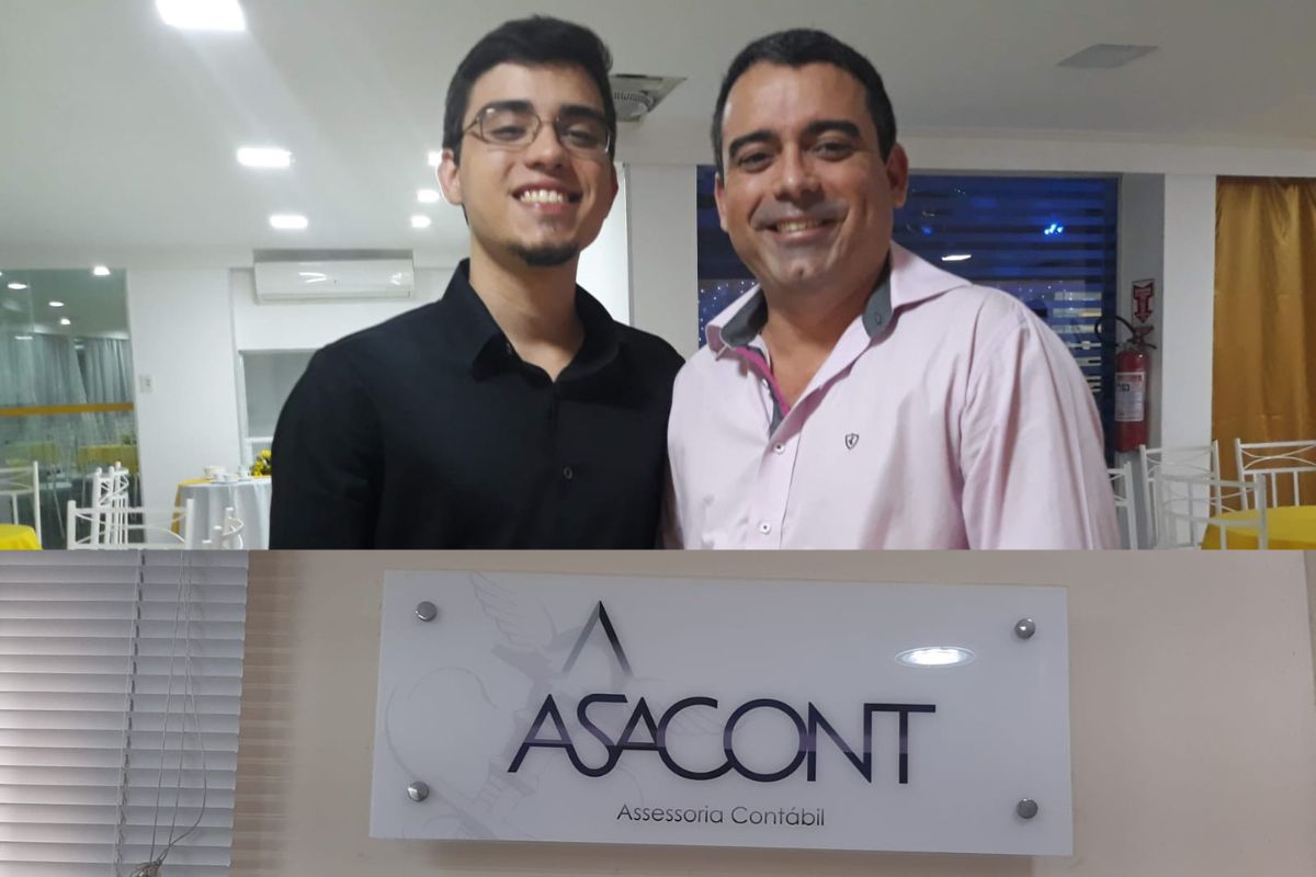 Alfonso Montes (à dir.) com o filho Rodrigo. O sócio-diretor da Asacont avalia os benefícios da digitalização