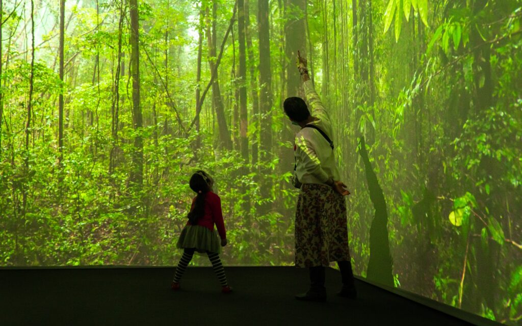 A cada sala, o visitante será convidado a se colocar no lugar dos seres daquele habitat e experimentar, brevemente, como é estar no lugar deles.