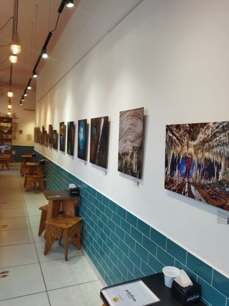 Detalhe de parte da exposição “Desvendando o universo das cavernas brasileiras”, de Gisele Sessegolo, na Gelarteria Gelato Café e Arte, em Guaratuba – Divulgação Gelarteria Gelato Café e Arte