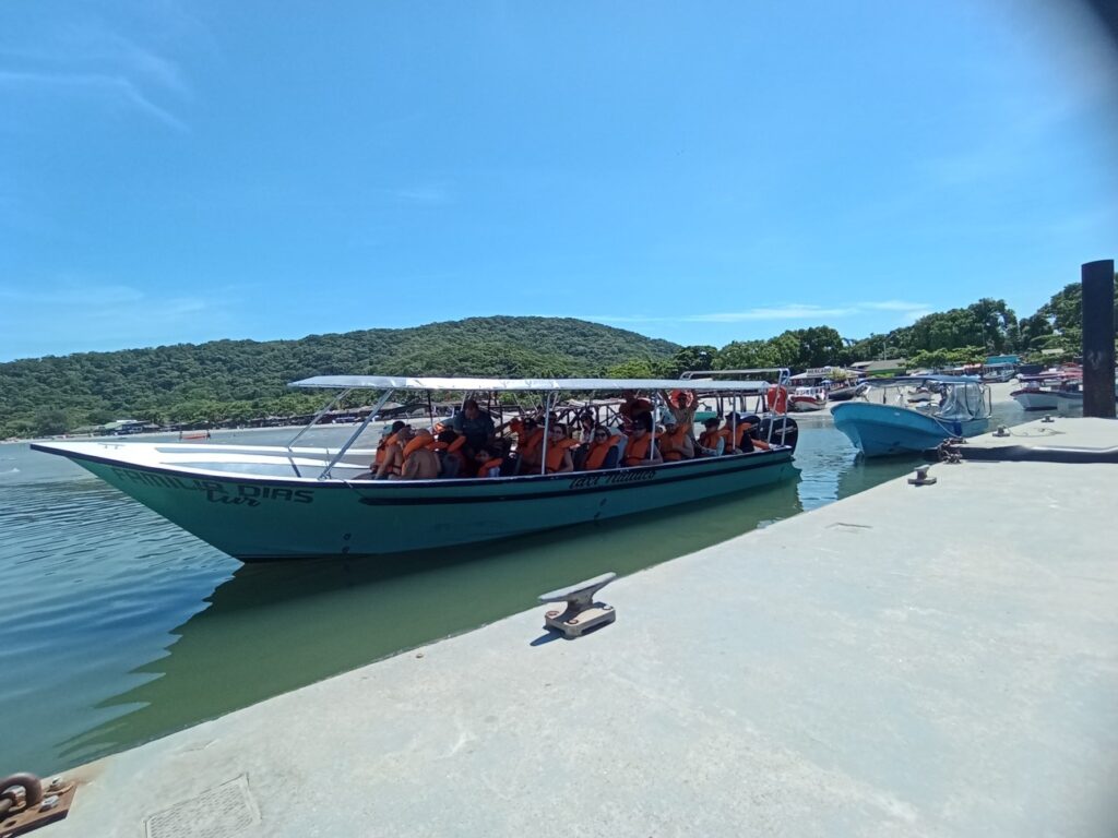 Grupo em passeio de lancha na Baía dos Golfinhos, em Paranaguá. Foto de Carolina Cerolini 