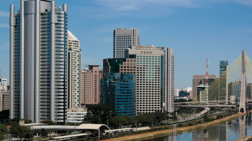 Distrito de Berrini, na Zona Oeste de São Paulo - SP. Em 2022, a participação das energias renováveis no consumo final de energia dos edifícios foi de apenas 6%. Foto: © Fernanda Leon/Getty Images