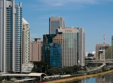 Distrito de Berrini, na Zona Oeste de São Paulo - SP. Em 2022, a participação das energias renováveis no consumo final de energia dos edifícios foi de apenas 6%. Foto: © Fernanda Leon/Getty Images