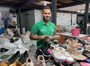 Leonardo Barradas, auxiliar do setor de sapatos do Repense Reuse, que faz a triagem, classificação, reparo e também a higienização das peças.