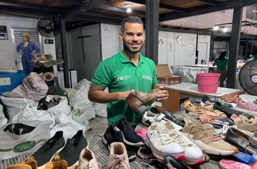Leonardo Barradas, auxiliar do setor de sapatos do Repense Reuse, que faz a triagem, classificação, reparo e também a higienização das peças.