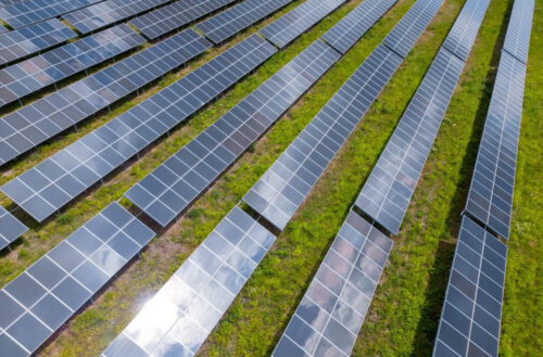 Para a entidade, maior geração solar fotovoltaica coincide com horários de altas temperaturas e maior consumo de eletricidade, reduzindo pressão sobre o sistema elétrico brasileiro