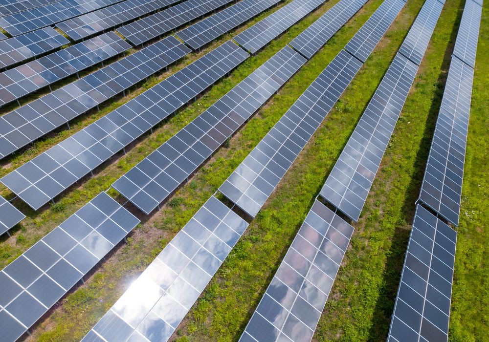 Para a entidade, maior geração solar fotovoltaica coincide com horários de altas temperaturas e maior consumo de eletricidade, reduzindo pressão sobre o sistema elétrico brasileiro