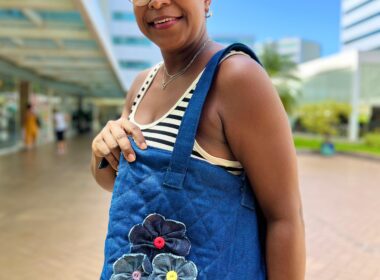 as ecobags são feitas a partir do reaproveitamento de descartes de calças jeans